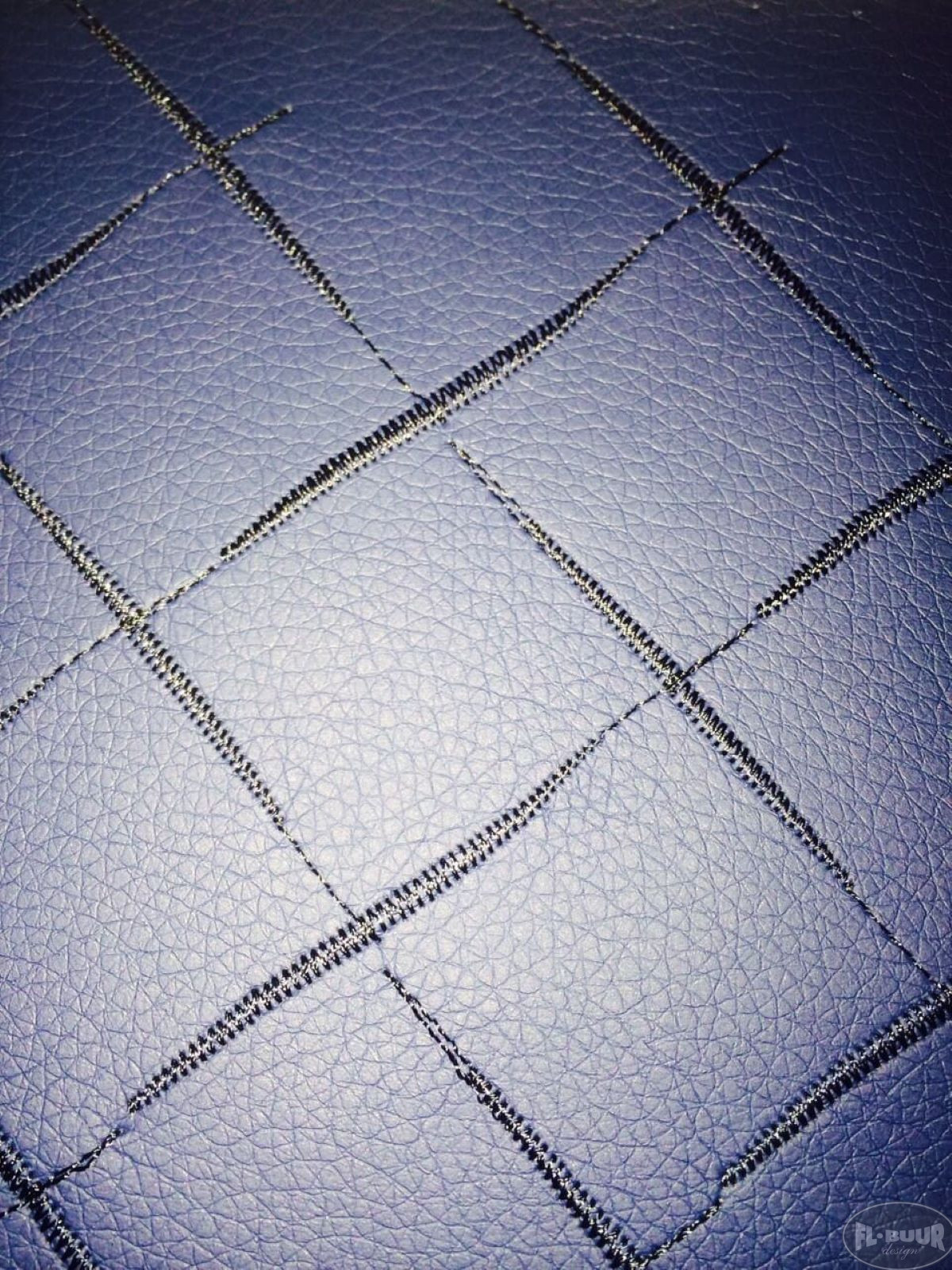 3071 Royal Blue læderlook med mønster